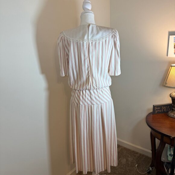Vintage Pastel Pink Striped Blouson Dress w Lace Trim Collar Ruched Waist Sz 8 - Picture 2 of 10